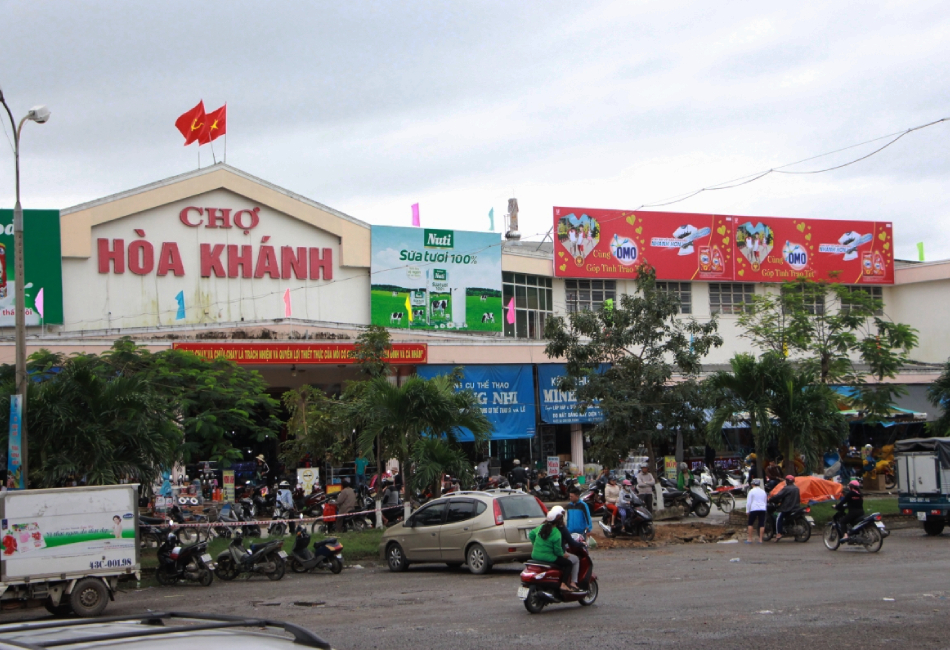 Hoa Khanh night Market
